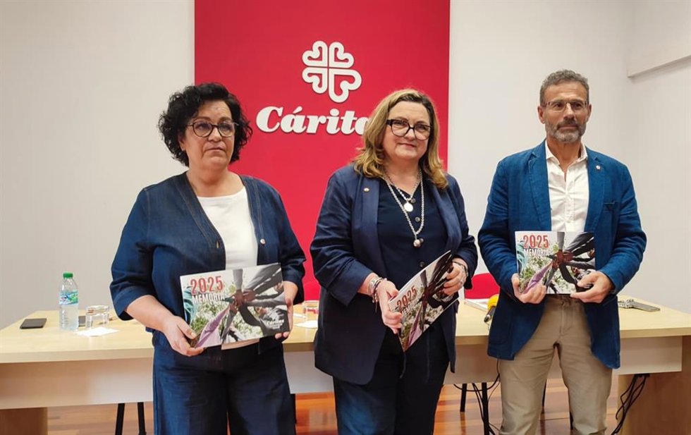 Presentación de la memoria de Cáritas Diocesana de Oviedo 2025. La directora de Cáritas Diocesana Oviedo, Elsa Suárez, junto al secretario general, Ramón Méndez-Navia, y la responsable del servicio de Análisis, Pilar Díaz.