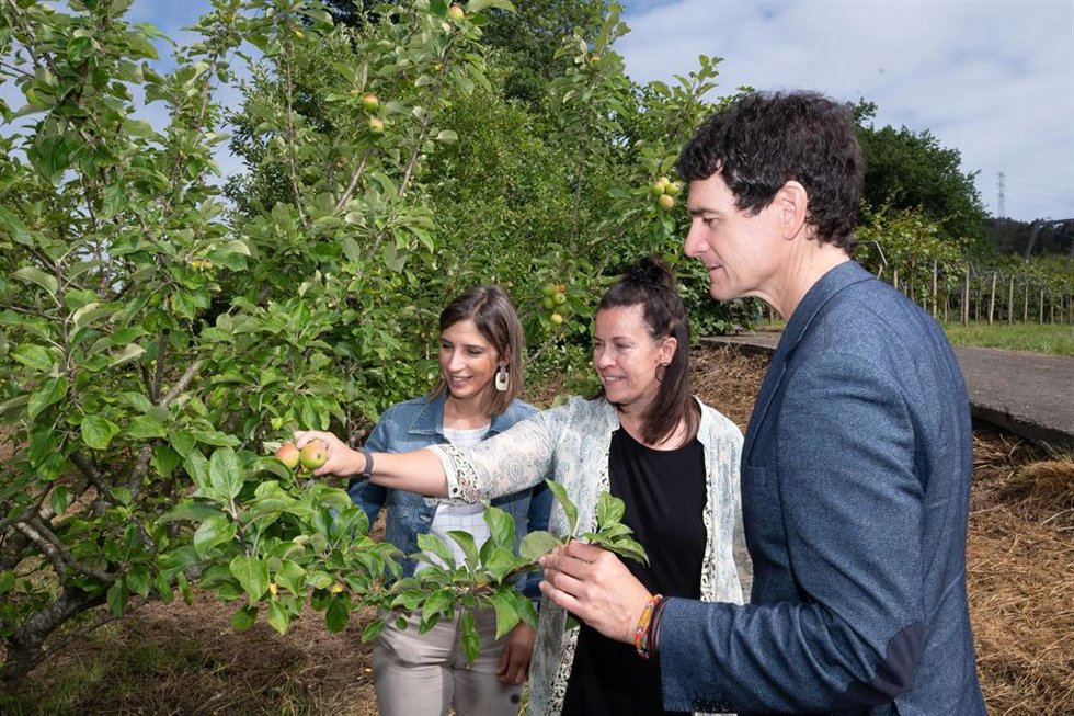 El presidente de BBK, Unai Rementeria, en su visita al caserio Uxarbeiti de Igorre.