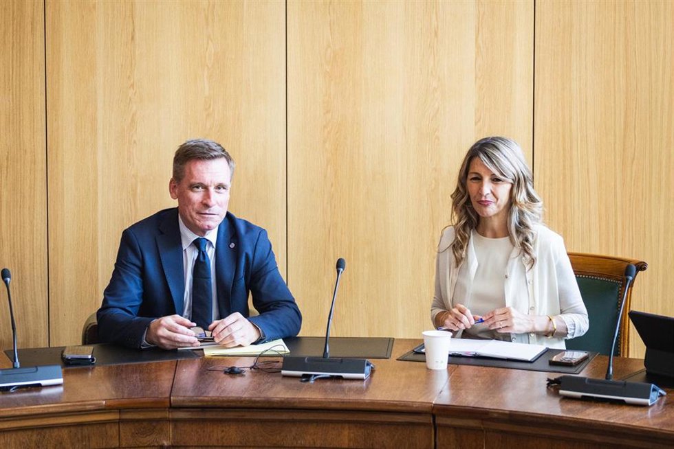 La vicepresidenta segunda y ministra de Trabajo, Yolanda Díaz, con Oliver Röpke, director de la Oficina de Actividades para los Trabajadores de la OIT