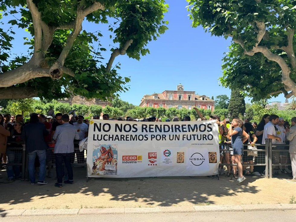Trabajadores de Nissan se concentran ante el Parlament contra el ERE que ha comunicado la empresa