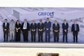 Foto: Sánchez coloca la primera piedra de la planta de Grifols en Lli de Vall (Barcelona)