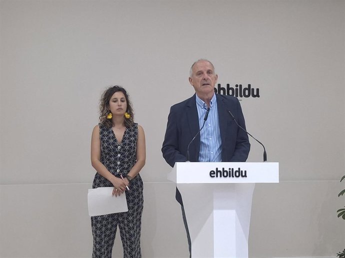 Irati Jiménez y Adolfo Araiz, presentan las conclusiones de EH Bildu de la comisión de investigación del Parlamento de Navarra.