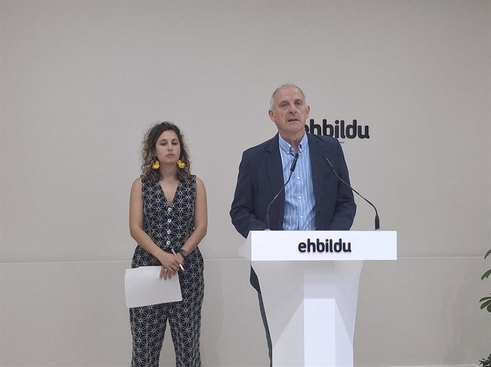 Irati Jiménez y Adolfo Araiz, presentan las conclusiones de EH Bildu de la comisión de investigación del Parlamento de Navarra.