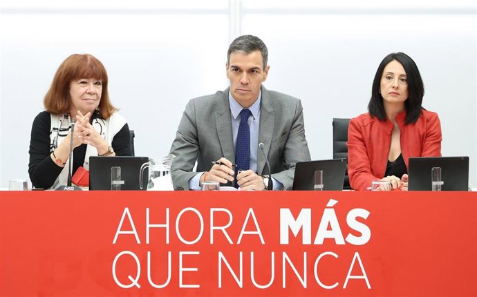 La presidenta del PSOE, Cristina Narbona, el presidente del Gobierno, Pedro Sánchez y la secretaria de Organización del PSOE, Rebeca Torró Soler, durante una reunión en la sede federal del partido, a 18 de mayo de 2026, en Madrid (España). 