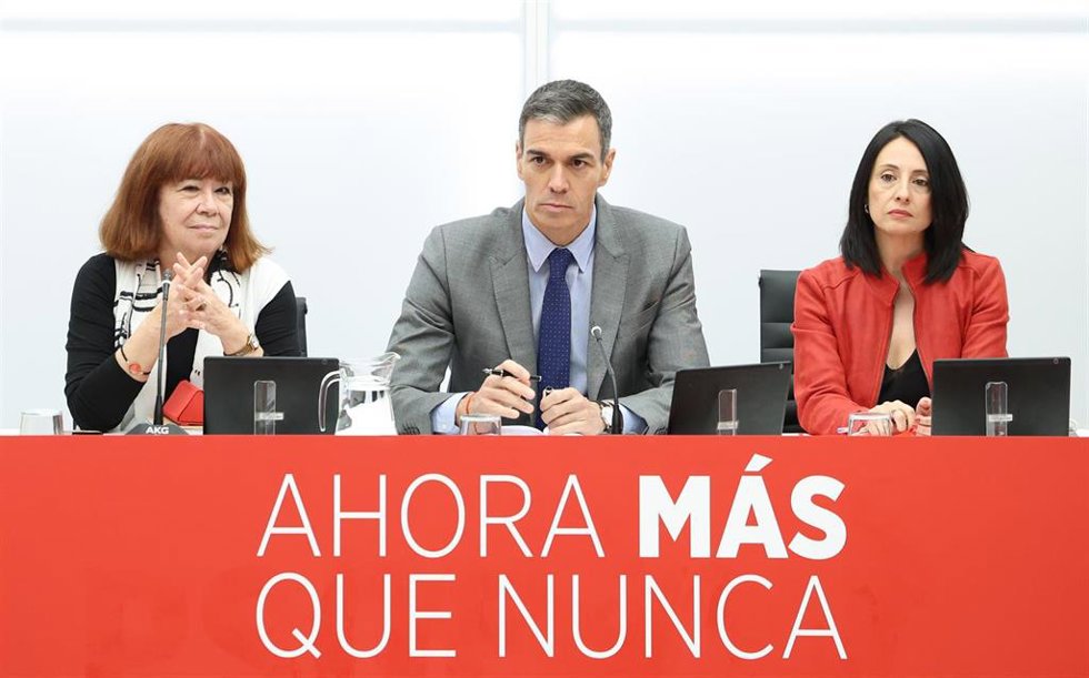La presidenta del PSOE, Cristina Narbona, el presidente del Gobierno, Pedro Sánchez y la secretaria de Organización del PSOE, Rebeca Torró Soler, durante una reunión en la sede federal del partido, a 18 de mayo de 2026, en Madrid (España). 