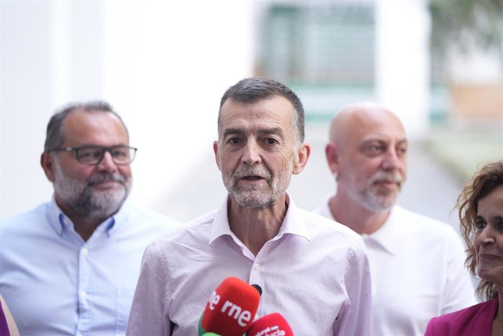 El coordinador federal de IU y candidato de Por Andalucía en las elecciones del 17M, Antonio Maíllo, en una atención a los medios.