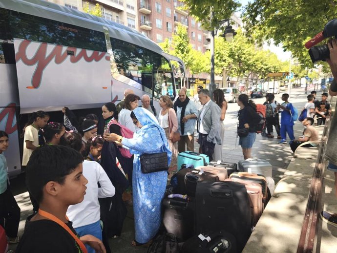 Archivo - Llegada de los niños de 'Vacaciones en paz' el año pasado a Logroño