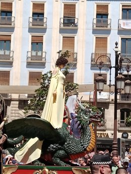 La Tarasca desfila por las calles de Granada sobre un dragón.