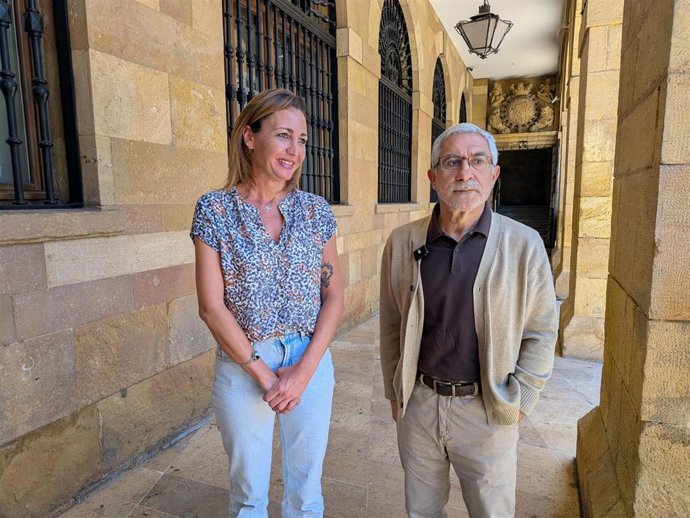 La diputada de IU-Convocatoria por Asturias, Delia Campomanes y el portavoz municipal de IU-Convocatoria por Oviedo, Gaspar Llamzares.