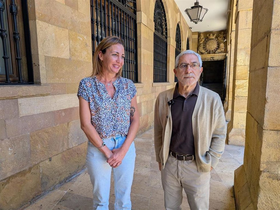 La diputada de IU-Convocatoria por Asturias, Delia Campomanes y el portavoz municipal de IU-Convocatoria por Oviedo, Gaspar Llamzares.