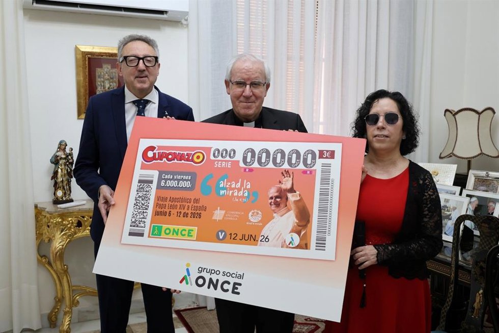 El arzobispo de Sevilla, José Ángel Saiz Meneses (c), junto al delegado de la ONCE en Andalucía, Cristóbal Martínez (i), y de la presidenta del Consejo Territorial, Isabel Viruet (d), posando con el Cuponazo del próximo 12 de junio dedicado al Papa