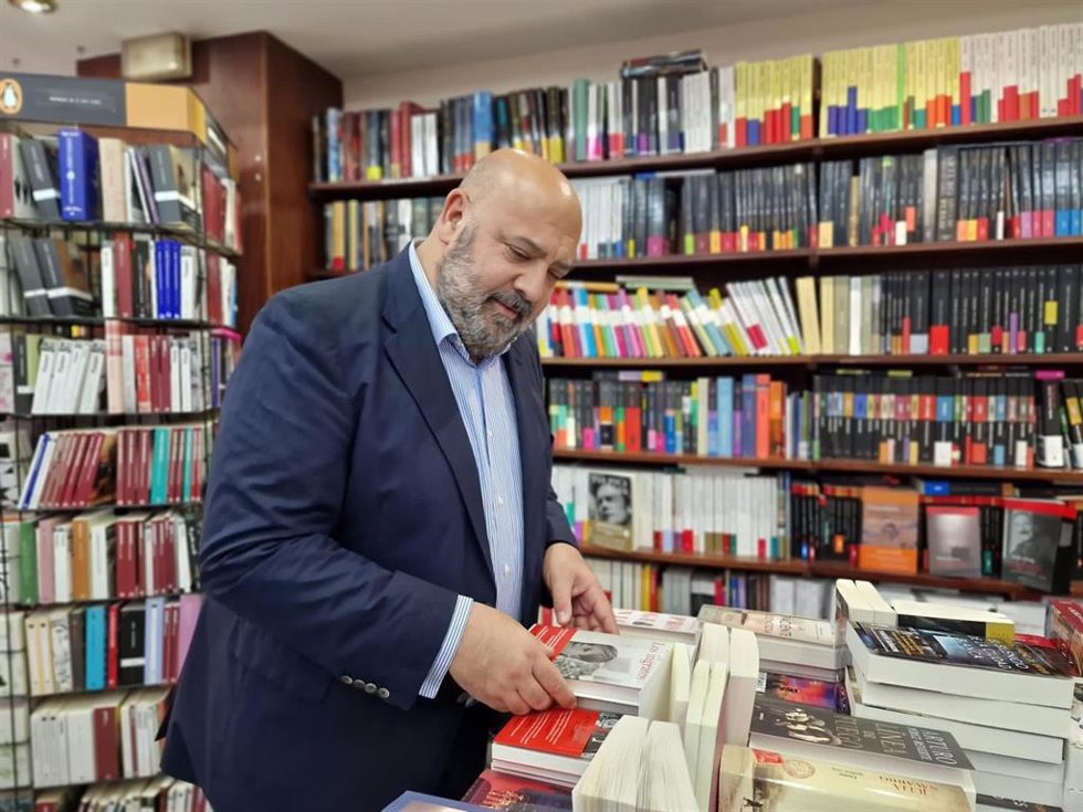 Archivo - El presidente del PP de Palma, Jaime Martínez, en una librería.