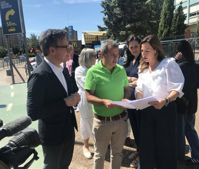 La alcaldesa de Zaragoza, Natalia Chueca, mira un plano a la entra del distrito Oliver que verá reformado el acceso