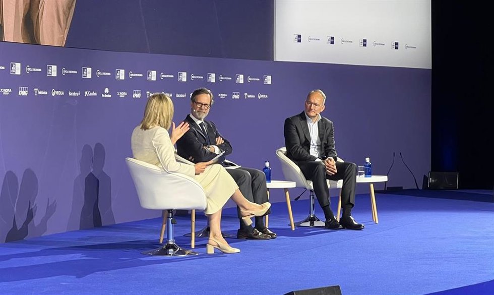 El presidente y consejero delegado de Ingka Group, Juvencio Maeztu, y el vicepresidente de Acciona, Juan Ignacio Entrecanales, durante la 41 Reunió Cercle d'Economia en Barcelona.