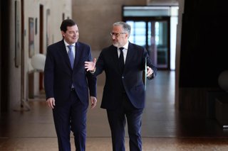El presidente de la Junta en funciones, Alfonso Fernández Mañueco, y el portavoz de Vox, Carlos Pollán, en la presentación del Pacto de Gobierno PP-Vox