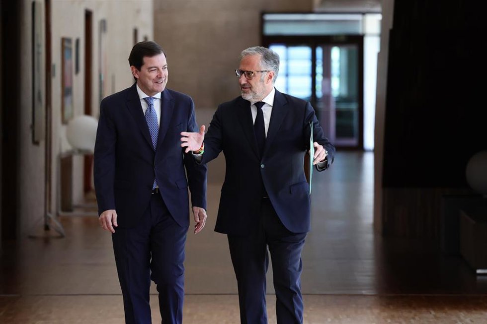 El presidente de la Junta en funciones, Alfonso Fernández Mañueco, y el portavoz de Vox, Carlos Pollán, en la presentación del Pacto de Gobierno PP-Vox