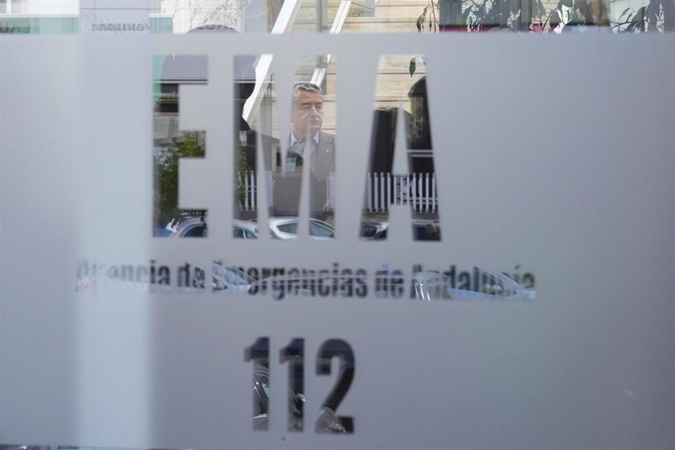 Archivo - El consejero de Sanidad, Presidencia y Emergencias de la Junta de Andalucía, Antonio Sanz (5d), en la inauguración de la nueva sede de la Agencia de Emergencias de Andalucía (EMA) en Huelva. 