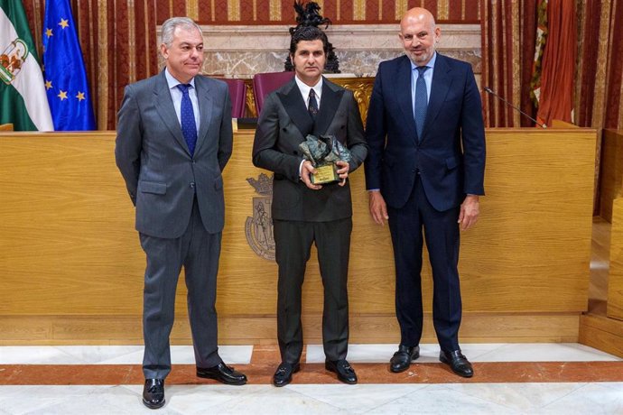Entrega a Morante de la Puebla del X Premio Taurino del Ayuntamiento de Sevilla