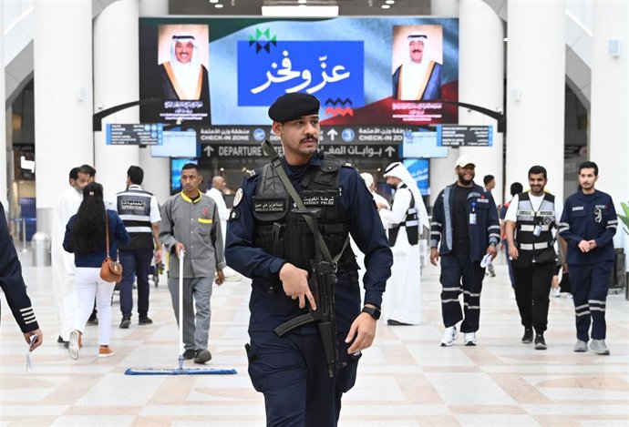 Un agente de las fuerzas de seguridad de Kuwait en el Aeropuerto Internacional de Kuwait (archivo)