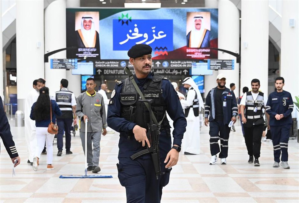 Un agente de las fuerzas de seguridad de Kuwait en el Aeropuerto Internacional de Kuwait (archivo)