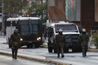 Santiago, 18 de marzo de 2022. Carabineros resguardan Plaza Italia durante la protesta por la libertad a los presos del estallido social. La manifestacion es la primera que enfrenta el gobierno entrante. Dragomir Yankovic/Aton Chile