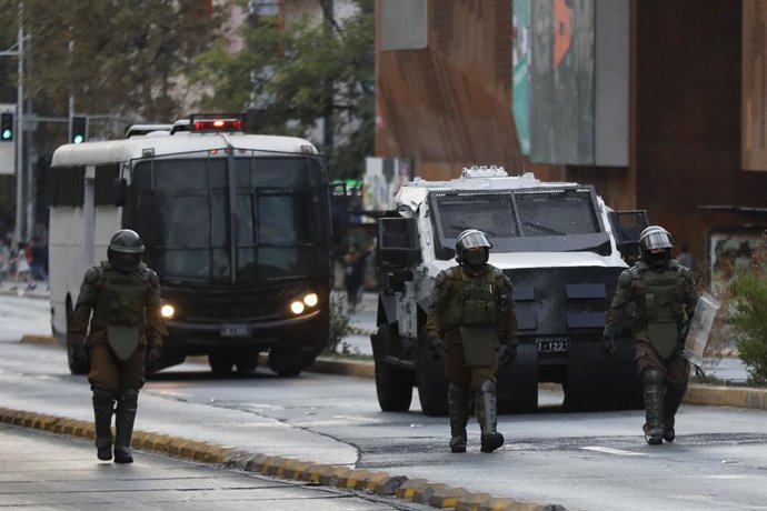 Santiago, 18 de marzo de 2022. Carabineros resguardan Plaza Italia durante la protesta por la libertad a los presos del estallido social. La manifestacion es la primera que enfrenta el gobierno entrante. Dragomir Yankovic/Aton Chile