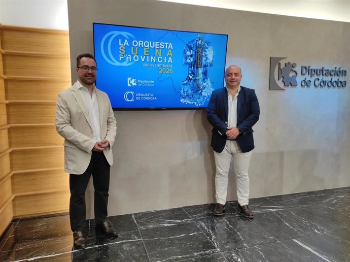 El delegado de Cultura de la Diputación de Córdoba, Gabriel Duque (dcha.), y el director-gerente de la Orquesta de Córdoba, Roberto Pálmer.