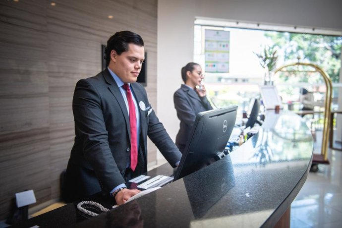 Archivo - Recepcionistas de hotel.