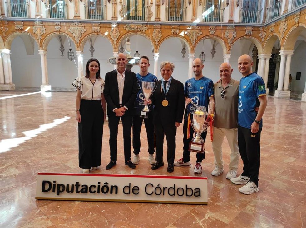 El presidente de la Diputación, Salvador Fuentes (centro), recibe al Real Priego Fundación Kutxabank de Tenis de Mesa.
