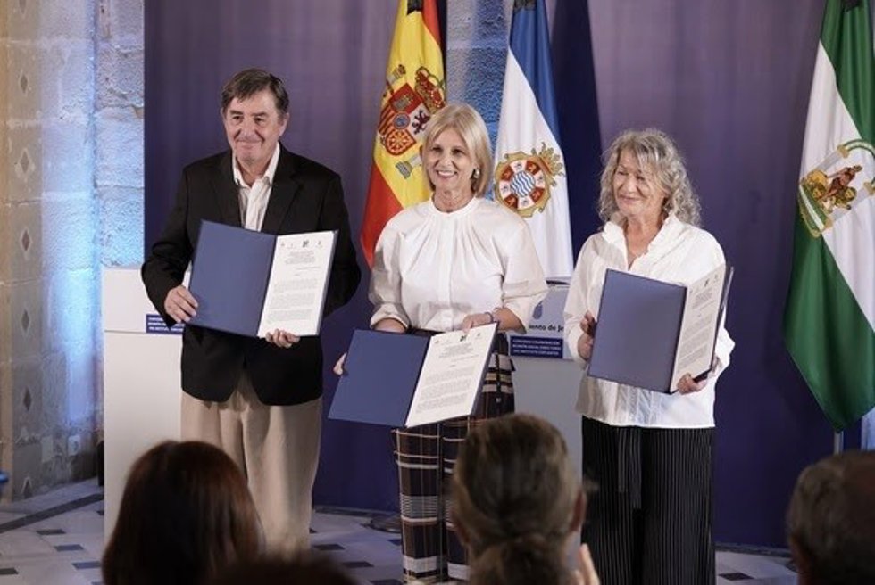 El director del Instituto Cervantes, Luis García Montero; la alcaldesa de Jerez, María José García-Pelayo, y la presidenta de la Fundación Caballero Bonald, Julia Caballero, tras la firma del convenio.