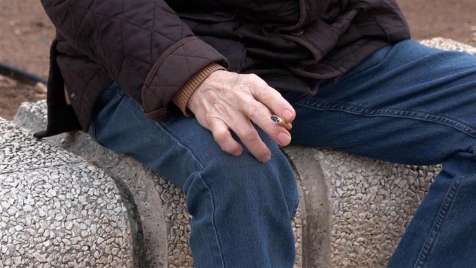 Archivo - Hombre fumando.