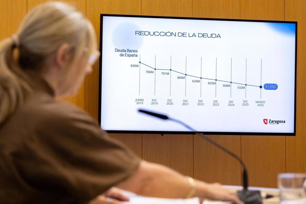 La consejera municipal de Hacienda y Fondos Europeos, Blanca Solans, explica la deuda municipal