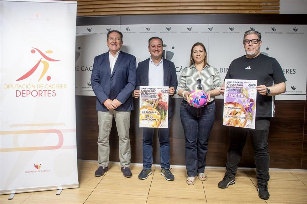 El diputado de Deportes de la Diputación de Cáceres, Pablo Miguel López;el vicepresidente de la Federación Extremeña de Fútbol, Juan Carlos Jiménez; la alcaldesa de Navaconcejo, Cristina Alonso, y el técnico del Ayuntamiento de Almaraz, Jorge Moreno