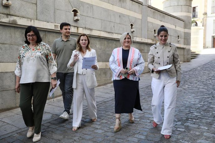 La portavoz del Grupo Parlamentario Socialistas, Isabel Gil Rosiña, acompañada por miembros de la formación, en la puerta del resgistro de la Asamblea para presentar la enmienda a la totalidad.