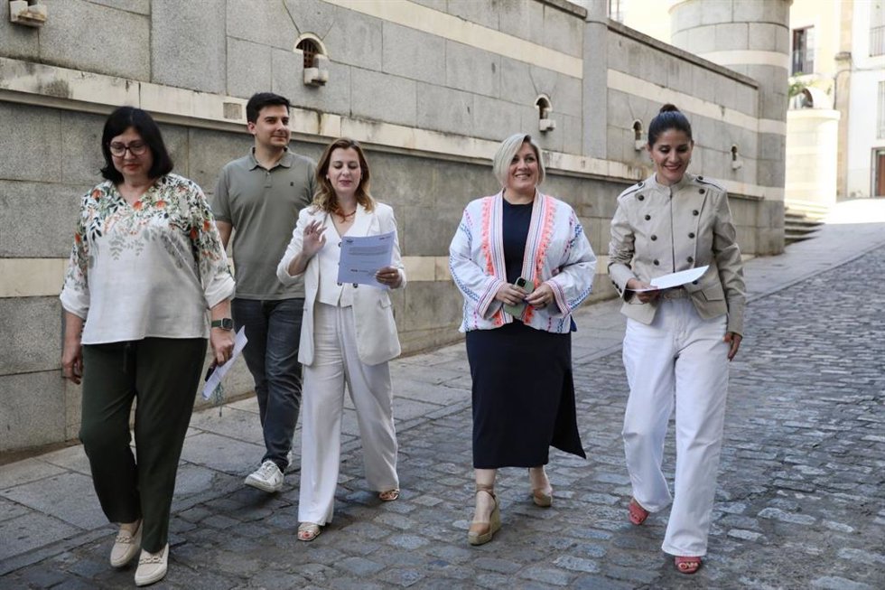 La portavoz del Grupo Parlamentario Socialistas, Isabel Gil Rosiña, acompañada por miembros de la formación, en la puerta del resgistro de la Asamblea para presentar la enmienda a la totalidad.