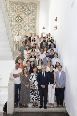 El presidente de la Diputación, Salvador Fuentes (centro), en la foto de familia a las empresas reconocidas.