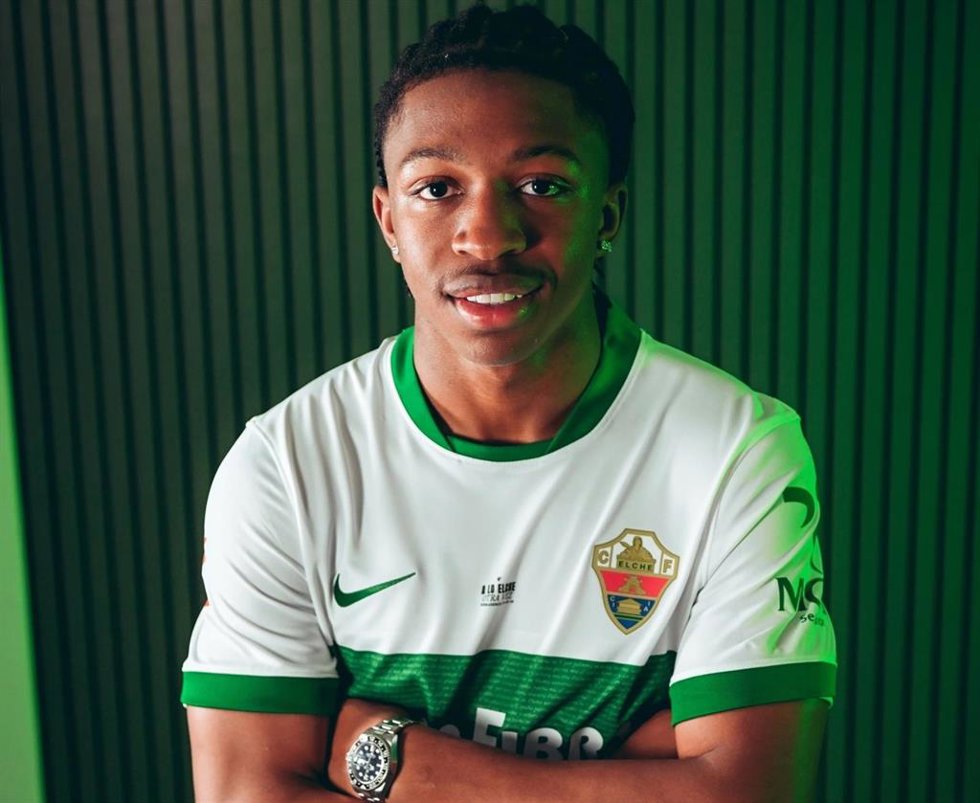 El defensa ilicitano Buba Sangare seguirá en el Elche CF hasta 2031, después de que el club franjiverde haya ejecutado la opción de compra acordada con la AS Roma.