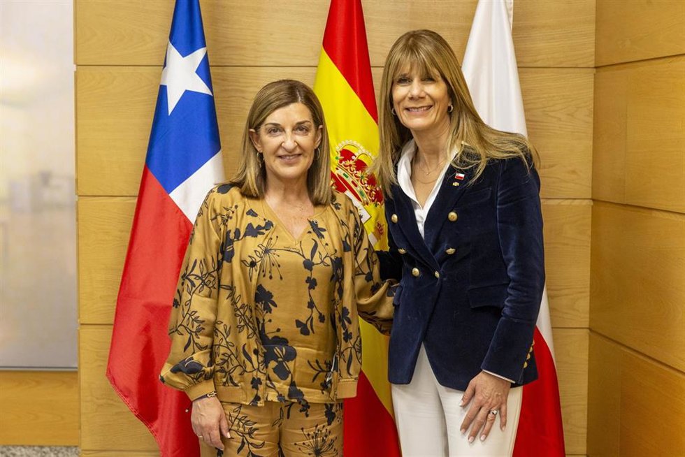 La presidenta de Cantabria, María José Sáenz de Buruaga, recibe a la ministra de Energía de Chile, Ximena Rincón