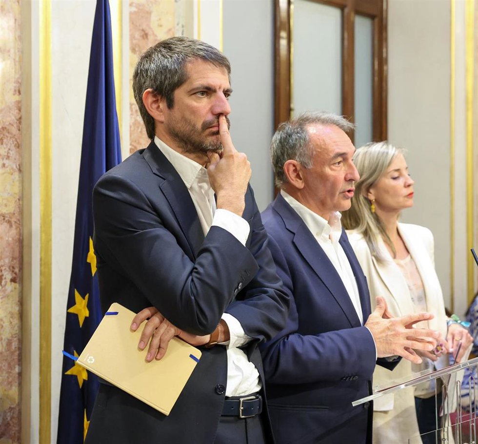El ministro de Cultura, Ernest Urtasun (i); la portavoz de  Sumar, Verónica Barbero (d), y el portavoz adjunto de Sumar, Enrique Santiago (c), durante una rueda de prensa, en el Congreso de los Diputados, a 3 de junio de 2026, en Madrid (España). 