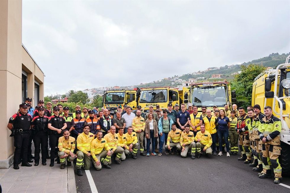 Archivo - Foto de familia del operatico contra incendios forestales del Cabildo de Tenerife