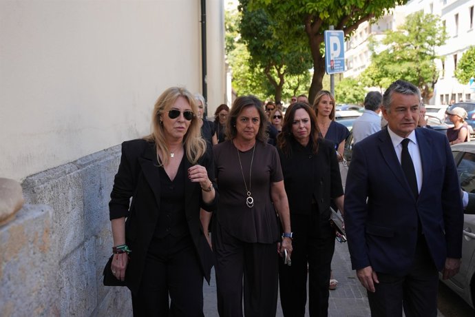 La consejera de Sostenibilidad y Medio Ambiente en funciones, Catalina García (2i); la consejera de Economía, Hacienda, Fondos Europeos y Diálogo Social y portavoz del Gobierno en funciones, Carolina España (1i); el consejero de Sanidad, Presidencia y Eme
