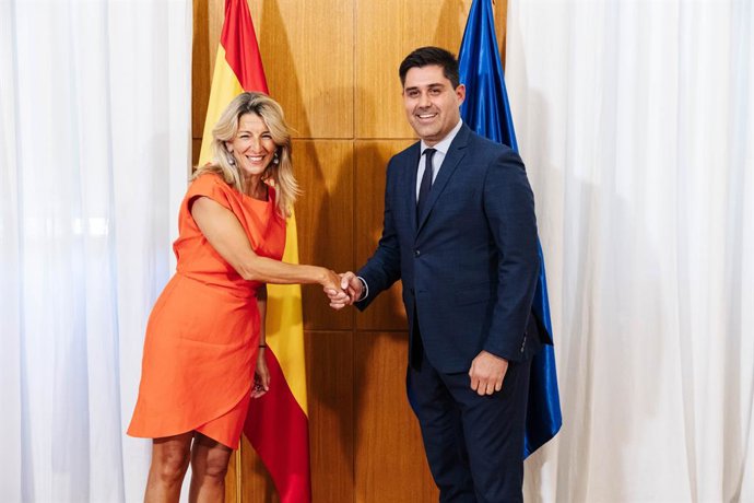 Archivo - El presidente de Asociación de Futbolistas Españoles, David Aganzo, y la vicepresidenta segunda y ministra de Trabajo y Economía Social en funciones, Yolanda Díaz, posan a su llegada a una reunión en la sede del Ministerio, a 28 de agosto de 202