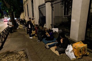 Archivo - Varias personas hacen cola nocturna para conseguir el certificado de vulnerabilidad en una Oficina , en Madrid. 