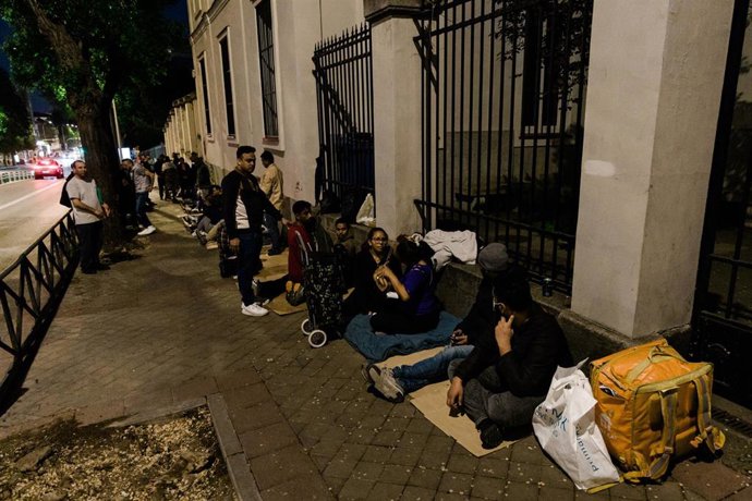 Archivo - Varias personas hacen cola nocturna para conseguir el certificado de vulnerabilidad en una Oficina , en Madrid. 