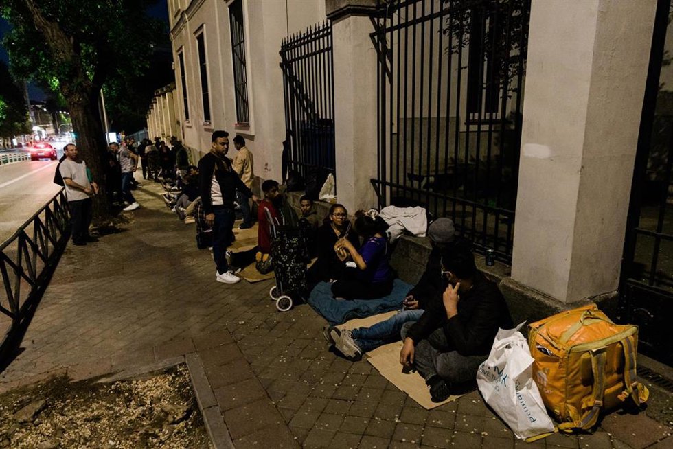 Archivo - Varias personas hacen cola nocturna para conseguir el certificado de vulnerabilidad en una Oficina , en Madrid. 