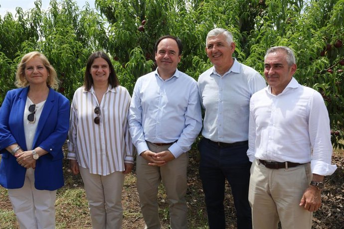 El president de la Generalitat, Juanfran Pérez Llorca, y el conseller de Agricultura, Miguel Barrachina, junto a otras autoridades, presentan las nuevas ayudas a modernización de explotaciones agrarias.