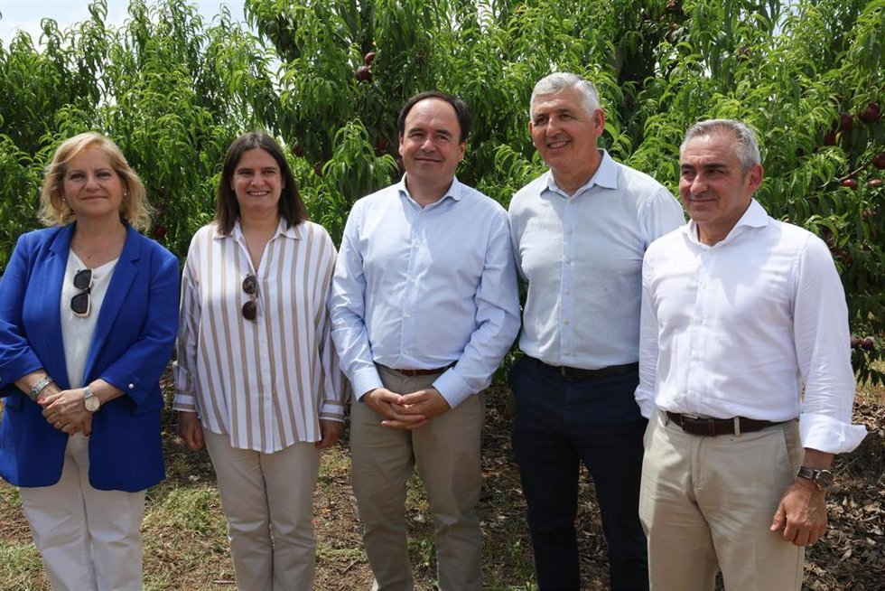 El president de la Generalitat, Juanfran Pérez Llorca, y el conseller de Agricultura, Miguel Barrachina, junto a otras autoridades, presentan las nuevas ayudas a modernización de explotaciones agrarias.