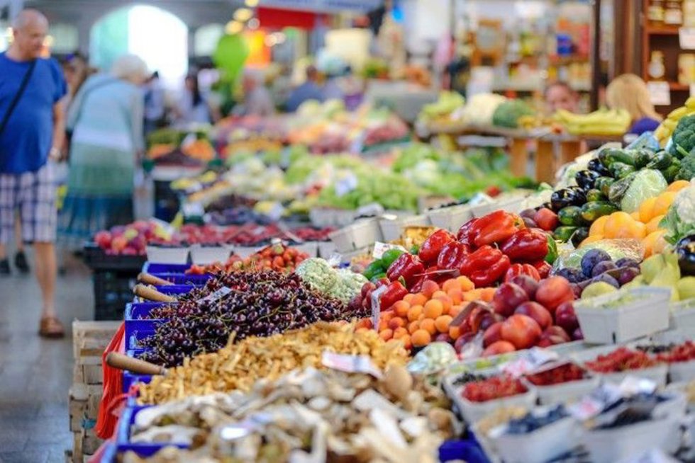 Puesto de frutas en un mercado.