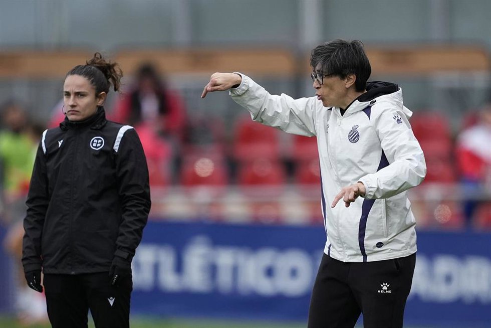 Archivo - Sara Monforte, entrenadora del RCD Espanyol, durante un partido de la Liga F entre el Atlético de Madrid y el Espanyol disputado en Alcalá de Henares (Madrid), el 16 de marzo de 2025
