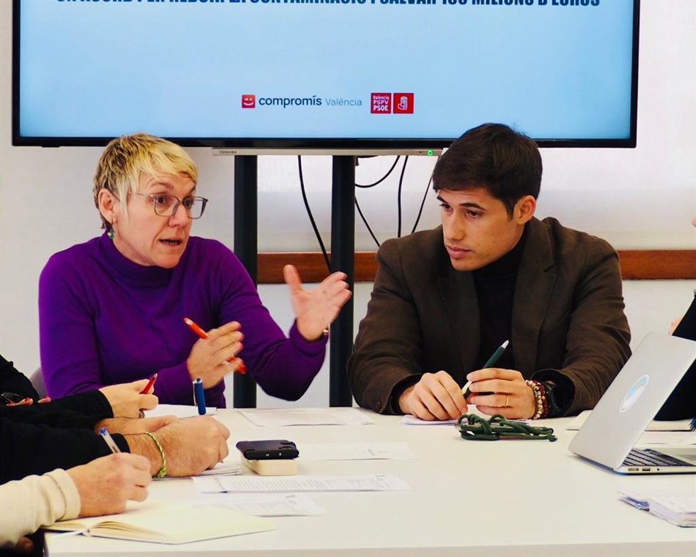 Archivo - Imagen de archivo de la portavoz de Compromís en el Ayuntamiento de València, Papi Robles, y el portavoz del PSPV-PSOE en el consistorio, Borja Sanjuan, en una comparecencia conjunta ante los medios de comunicación.